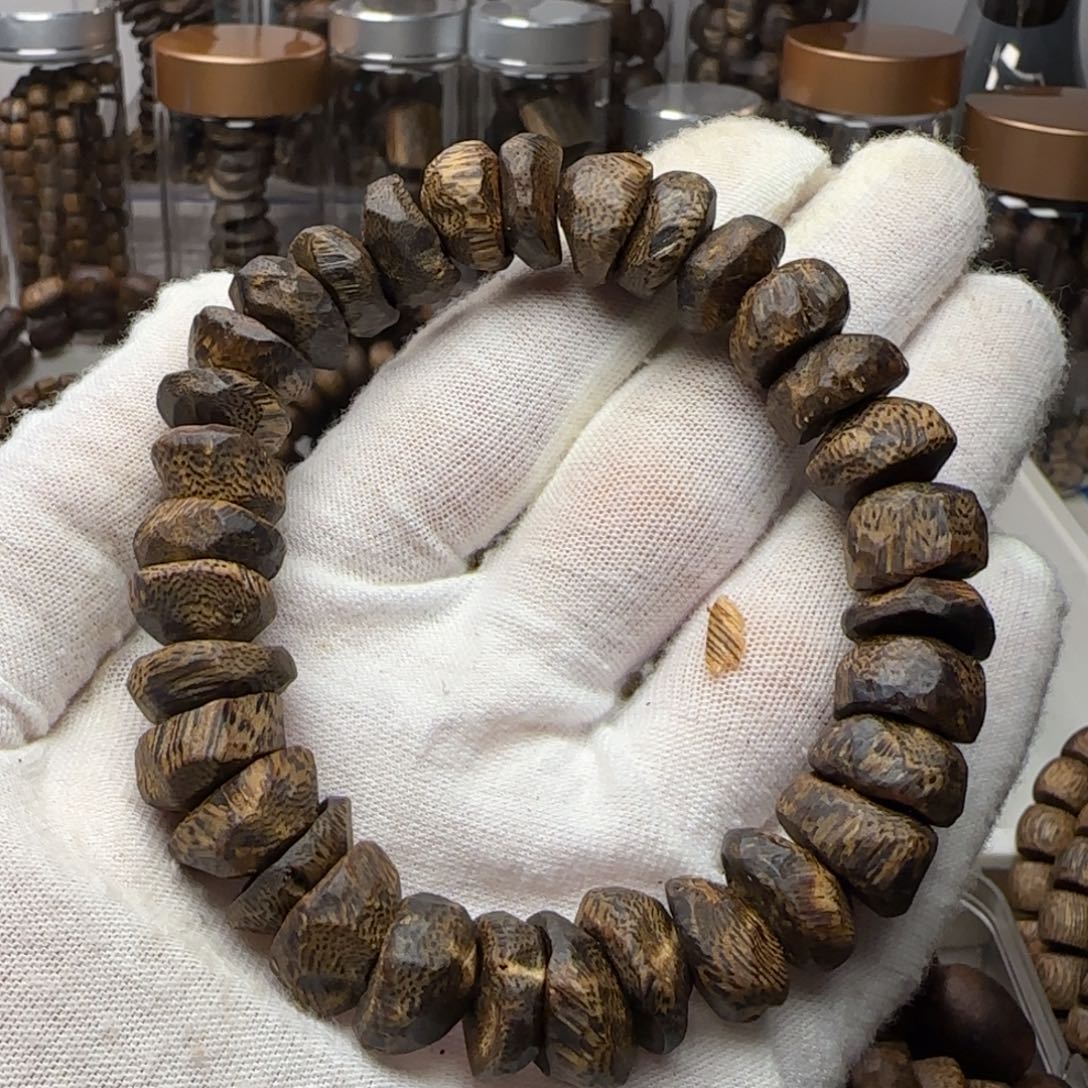 沉香手串格*凡绿奇楠包壳老料单圈20.8克