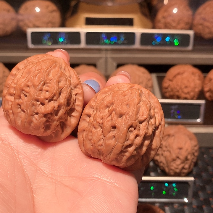 A*e文玩核桃把件云雾山