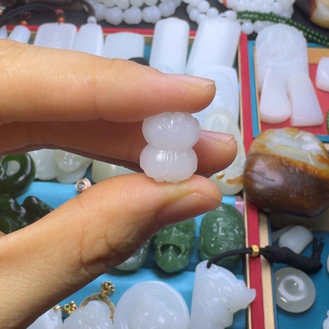 和田玉颈饰未镶嵌香**铁