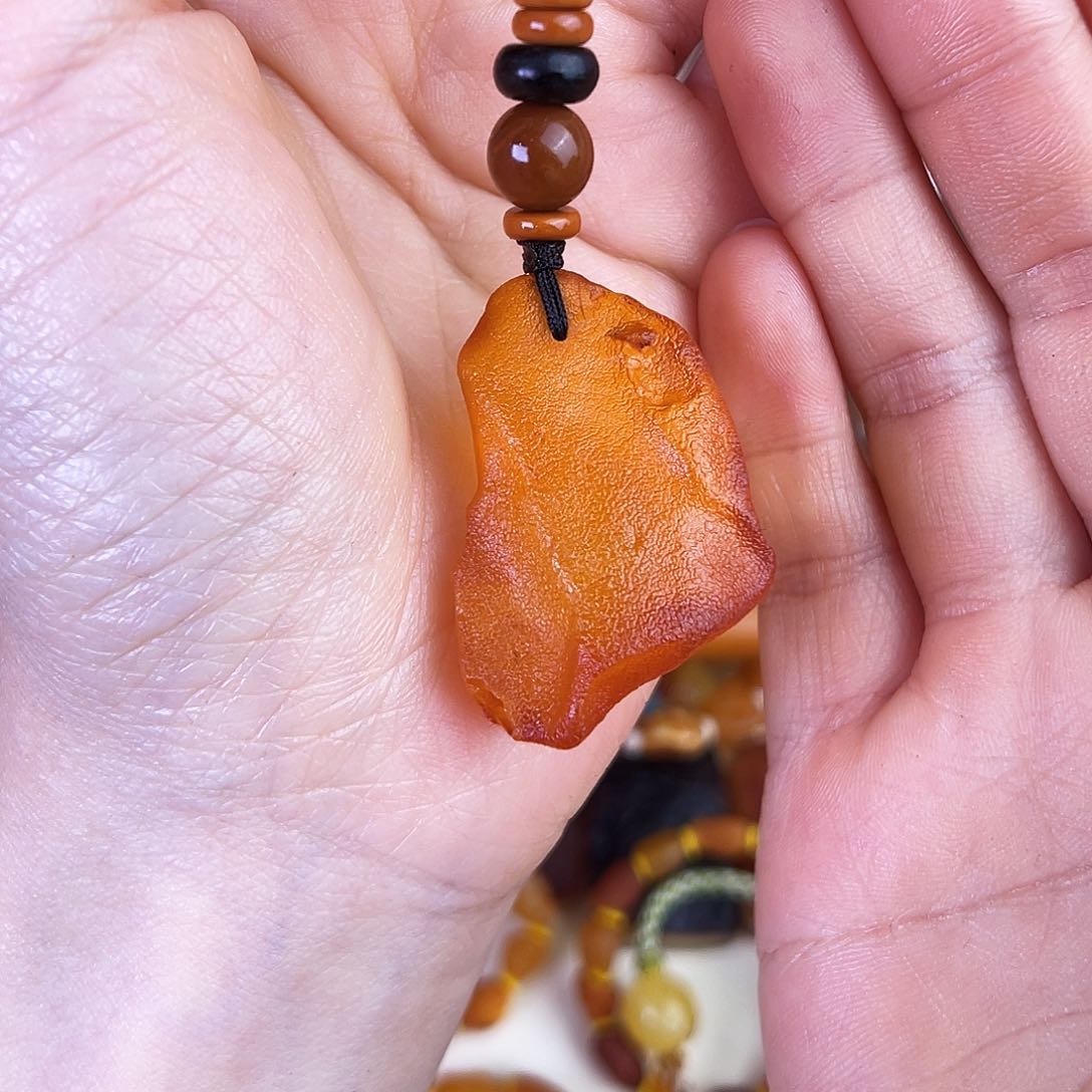 琥珀珠宝奇石未镶嵌。