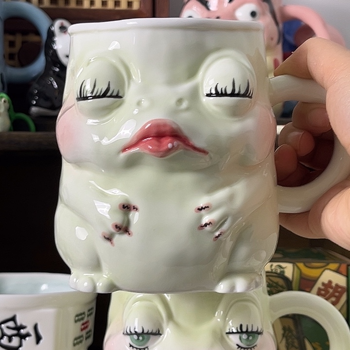 陶闭眼亲亲可爱小蛙大容量杯子