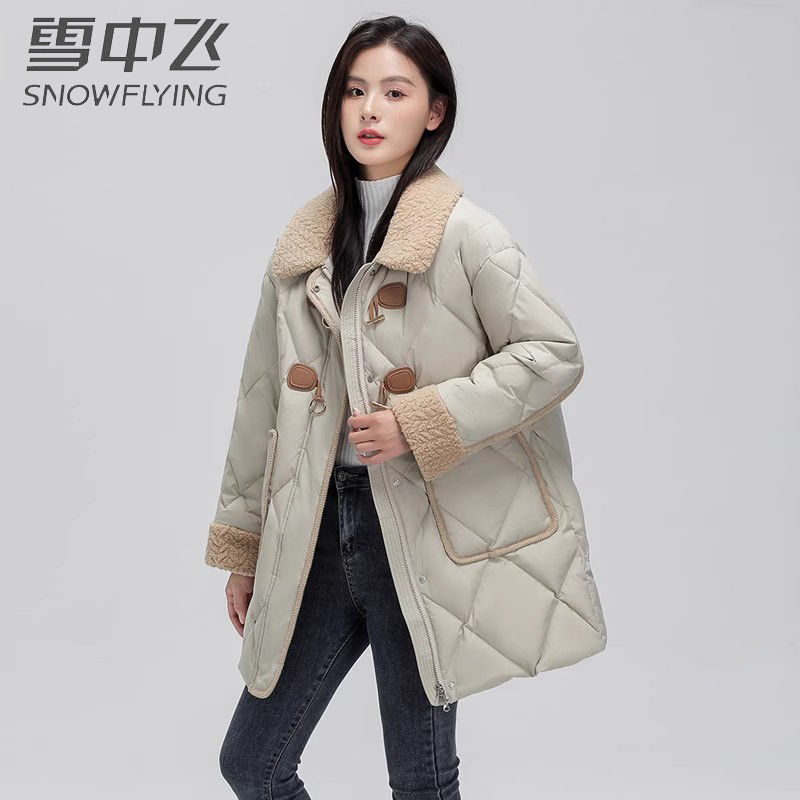 雪中飞羊羔毛翻领牛角扣羽绒服新款时尚中长款气质休闲外套30900