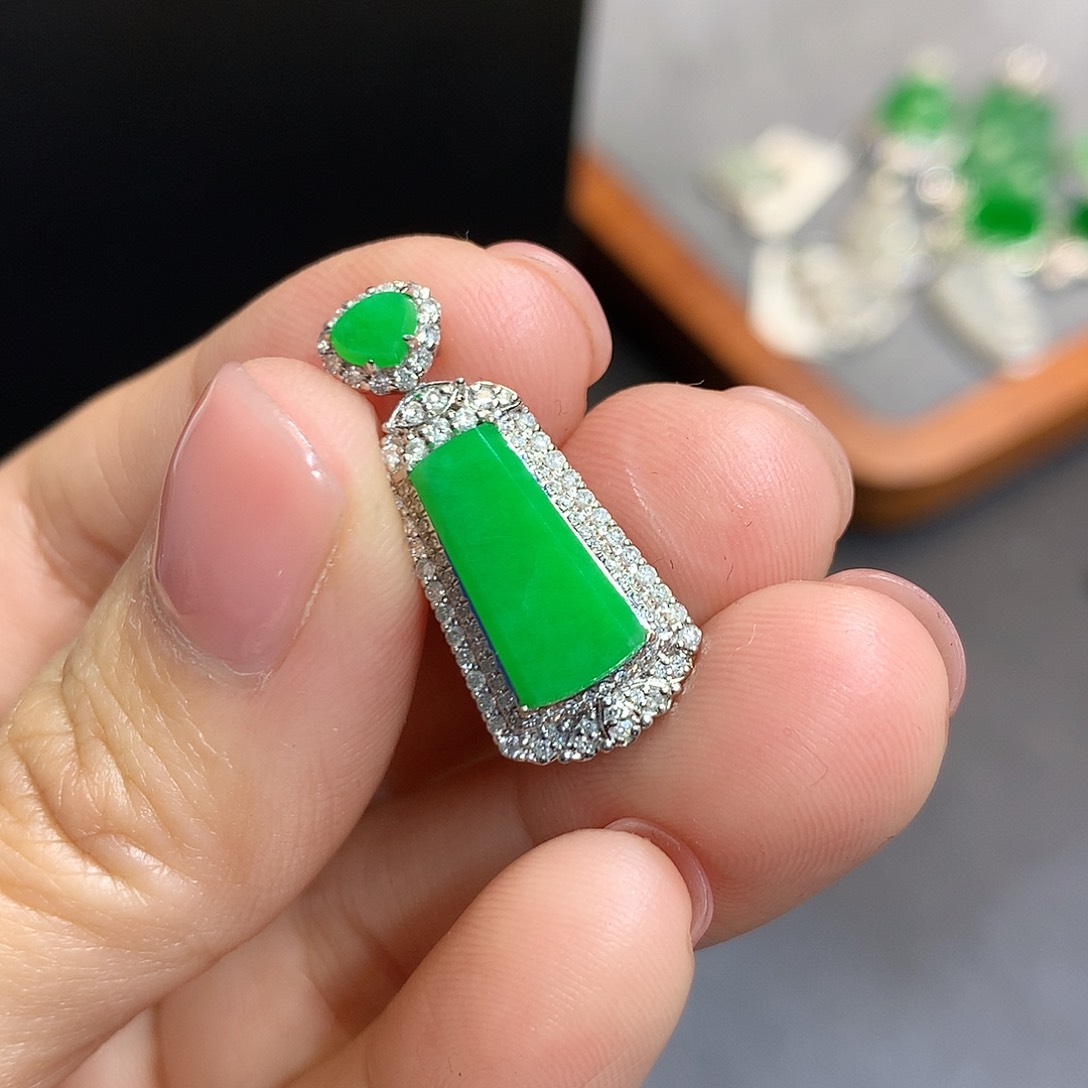 翡翠吊坠(不含链)18K金镶嵌