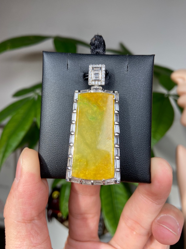 S925镶嵌天然A货翡翠吊坠