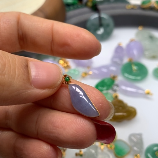 翡翠颈饰未镶嵌翡翠