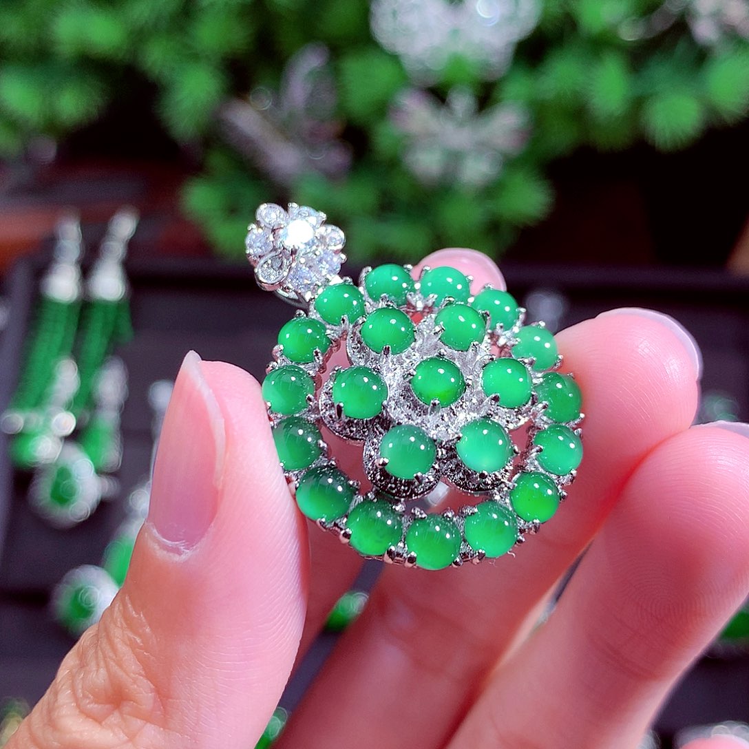 颈饰未镶嵌翡翠天然