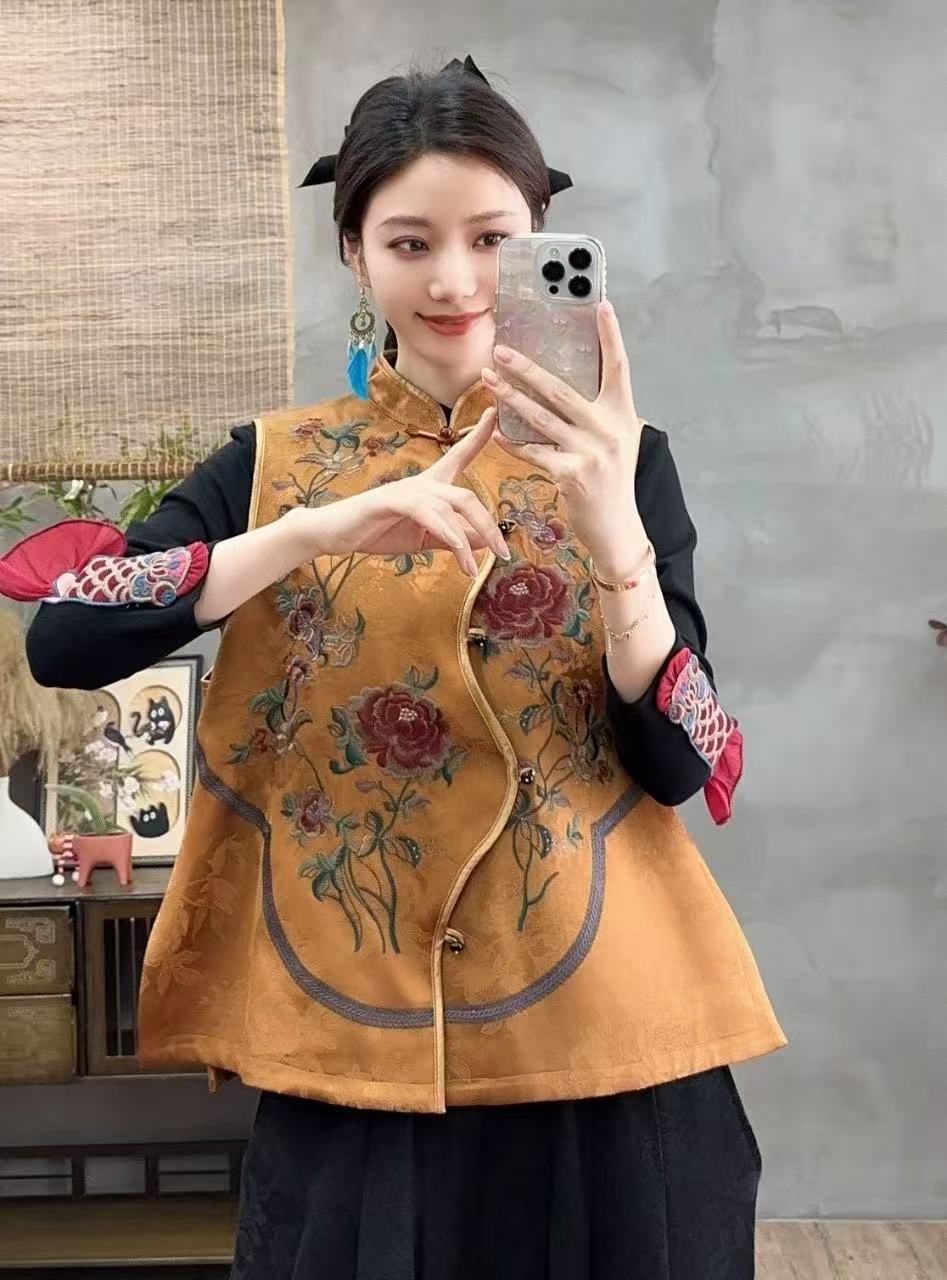 墨染红颜2025秋季新款新中式国风斜襟刺绣花马甲女盘扣显瘦百搭女