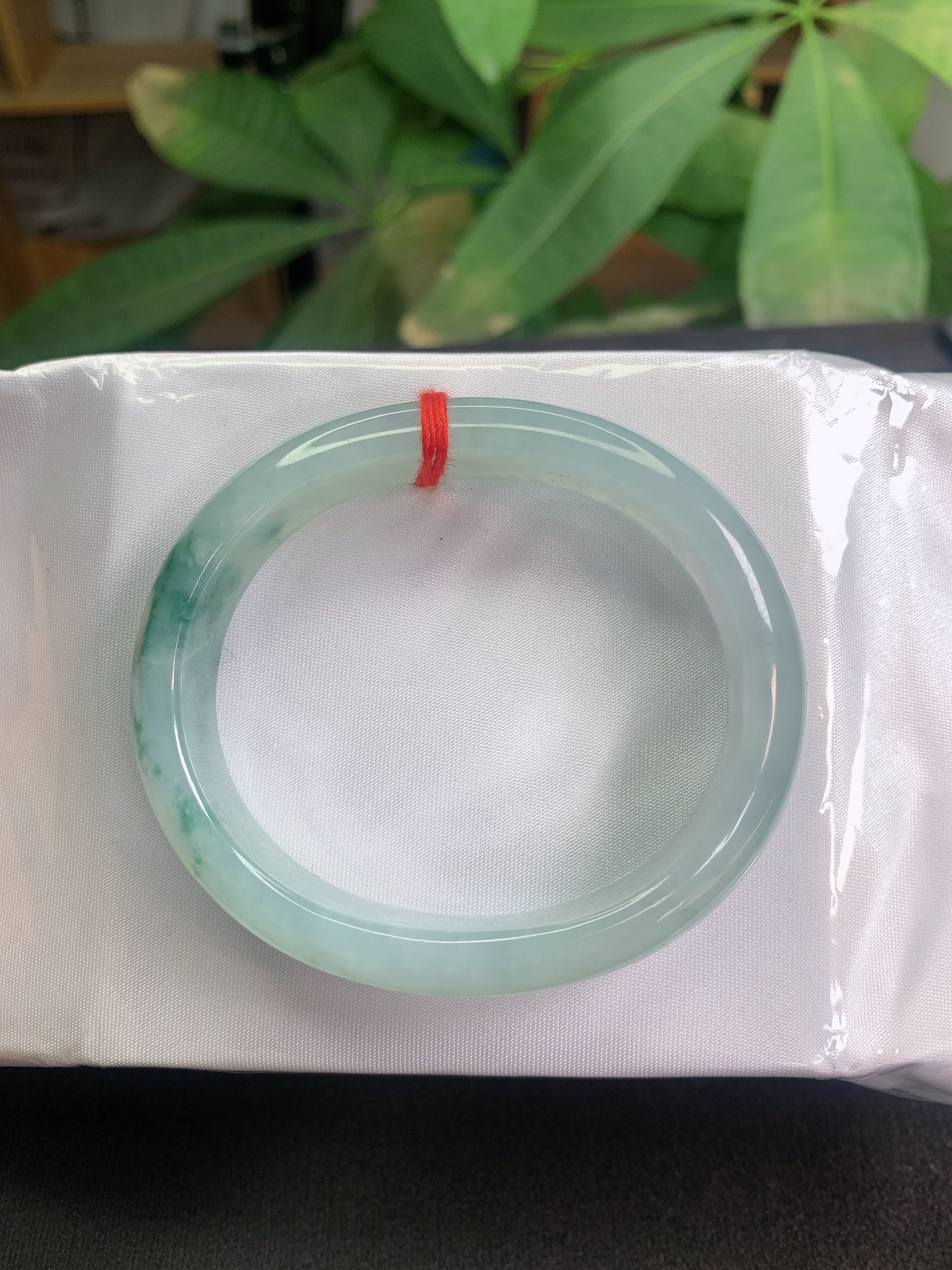 （122号）缅甸天然A货翡翠53-54圈口糯冰底飘花贵妃手镯、有纹裂