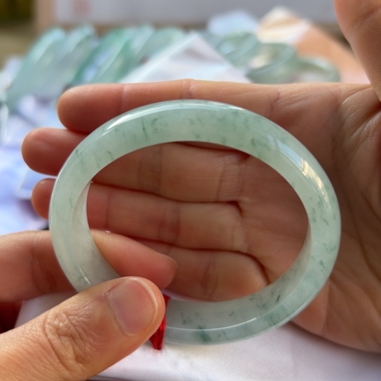 翡翠手镯未镶嵌手镯