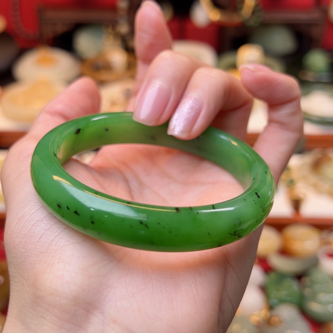 和田玉手镯未镶嵌？*…