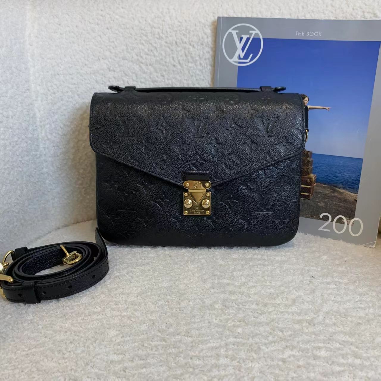99新 LouisVuitton/路易威登 壹臻/黑色全皮压纹邮差包 28033349