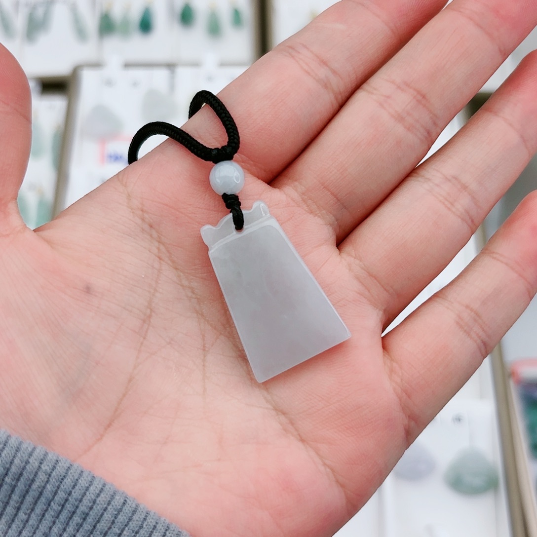 翡翠颈饰未镶嵌无事牌