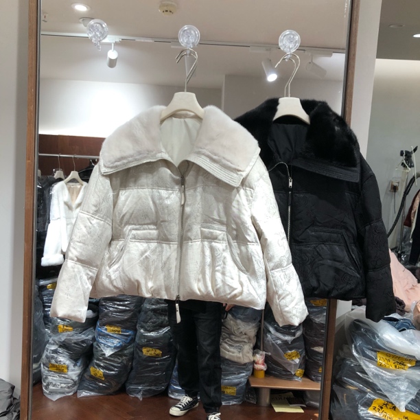冬季新款领拼接抽绳收腰设计感气质温柔拼水貂羽绒服
