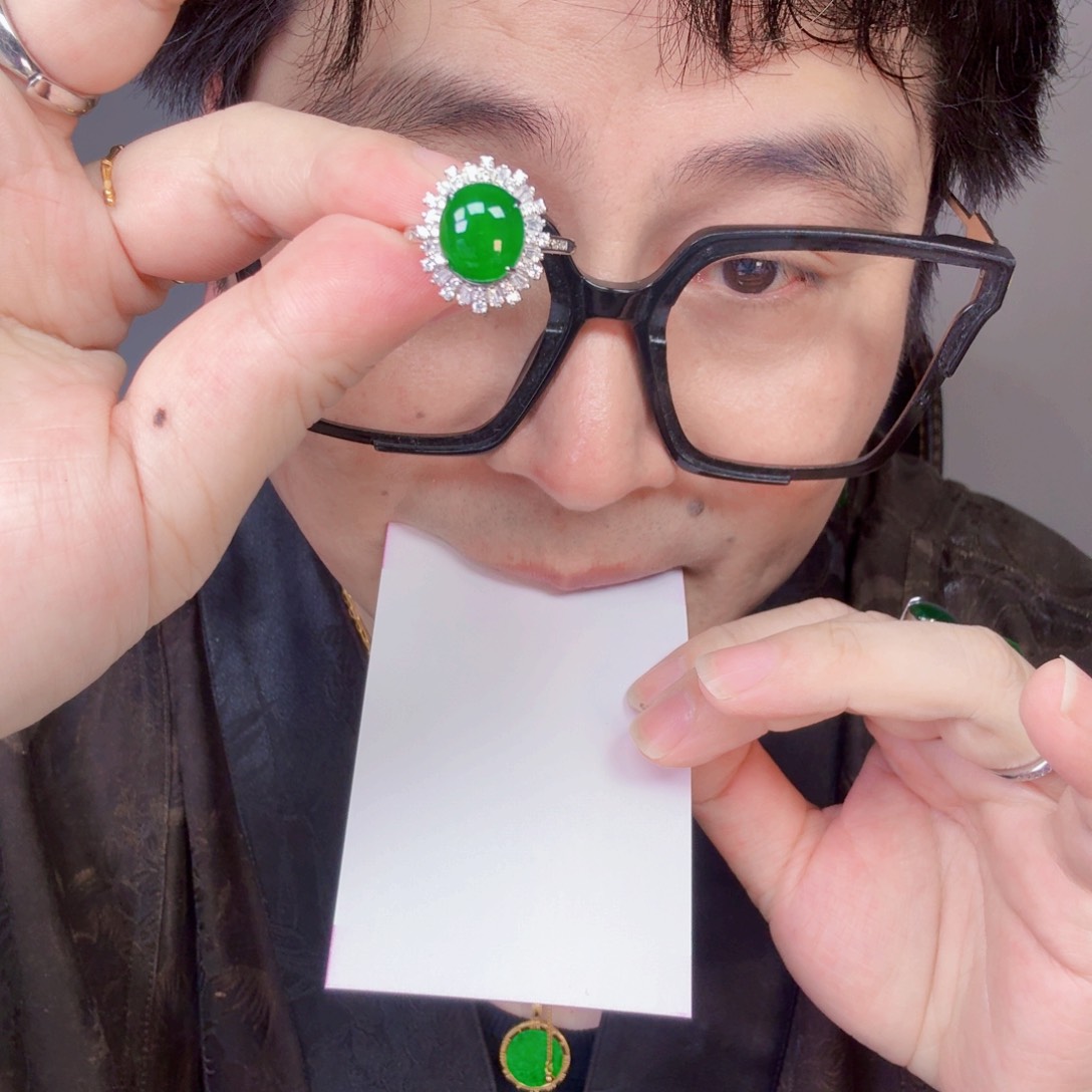 翡翠未镶嵌颈饰一件