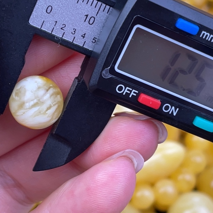 蜜蜡未镶嵌裸石微瑕366