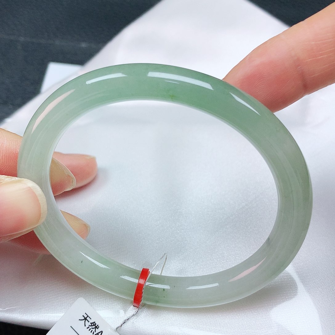 翡翠手镯未镶嵌55贵