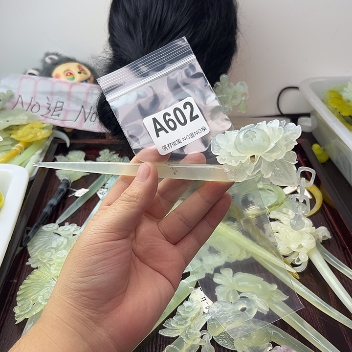 旎***旎蛇纹石玉合金发饰