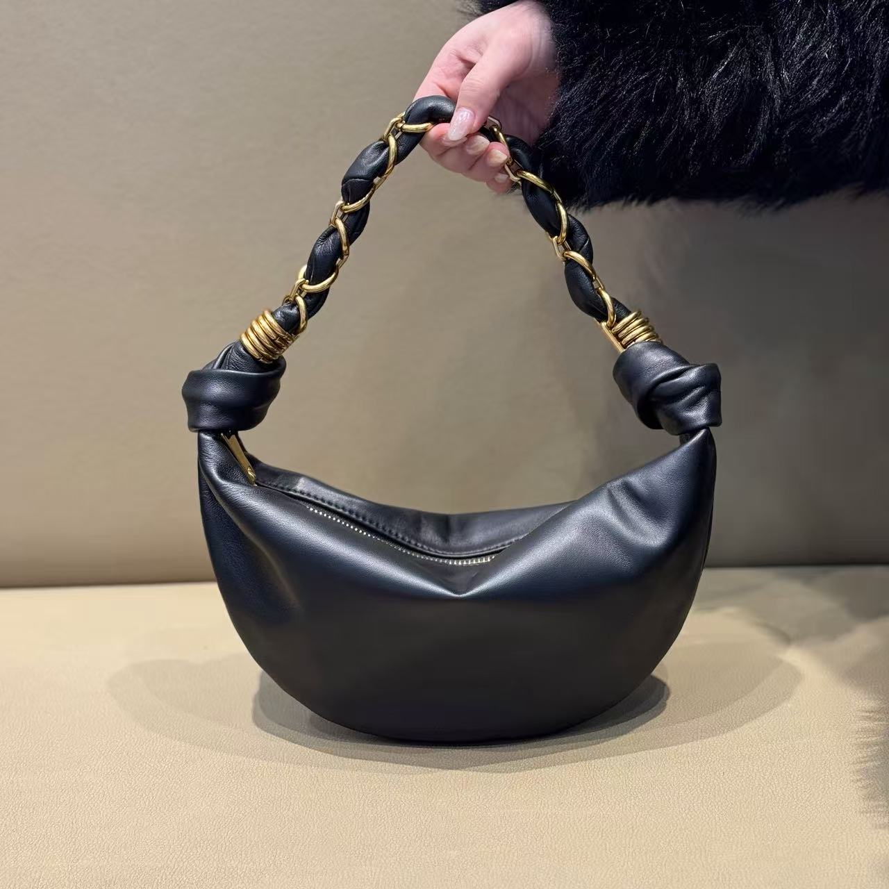 时尚百搭单根简约风麻花手柄褶皱法棍包月牙hobo包拉链斜挎包