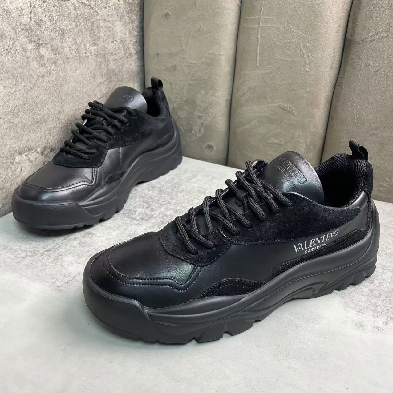 95新 Valentino/华伦天奴 黑色皮革网面时尚百搭厚底运动鞋/42码