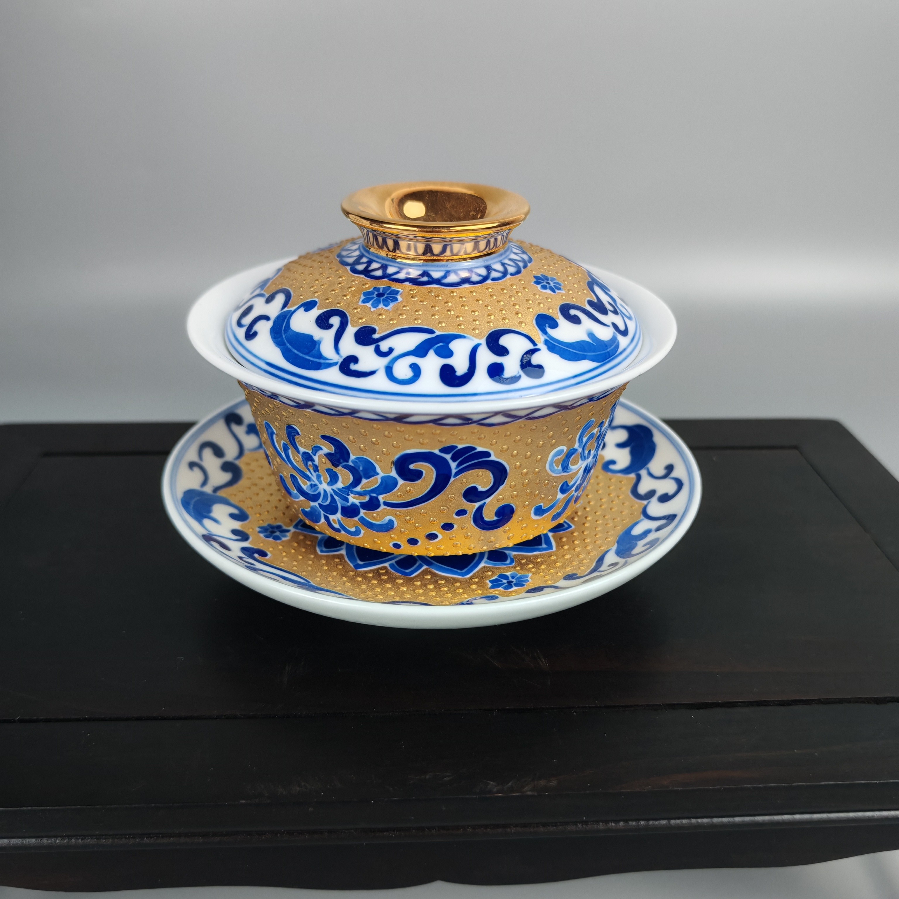 景德镇陶瓷茶器青花瓷纯手绘菊花纹浮雕金描金盖碗