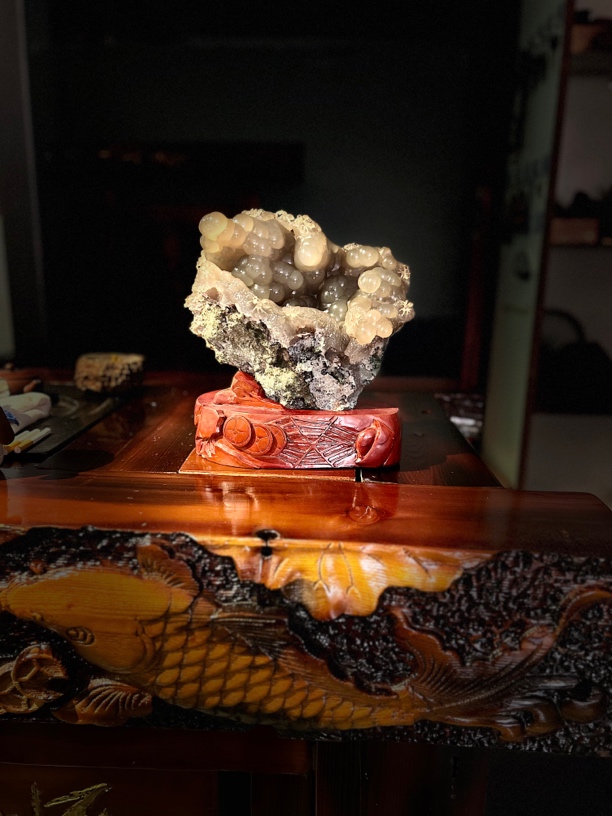北红玛瑙天然泡子 雕刻蚂蚁摆件
