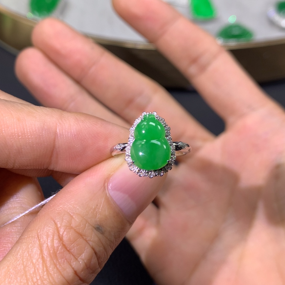 翡翠戒指18K金镶嵌翡翠