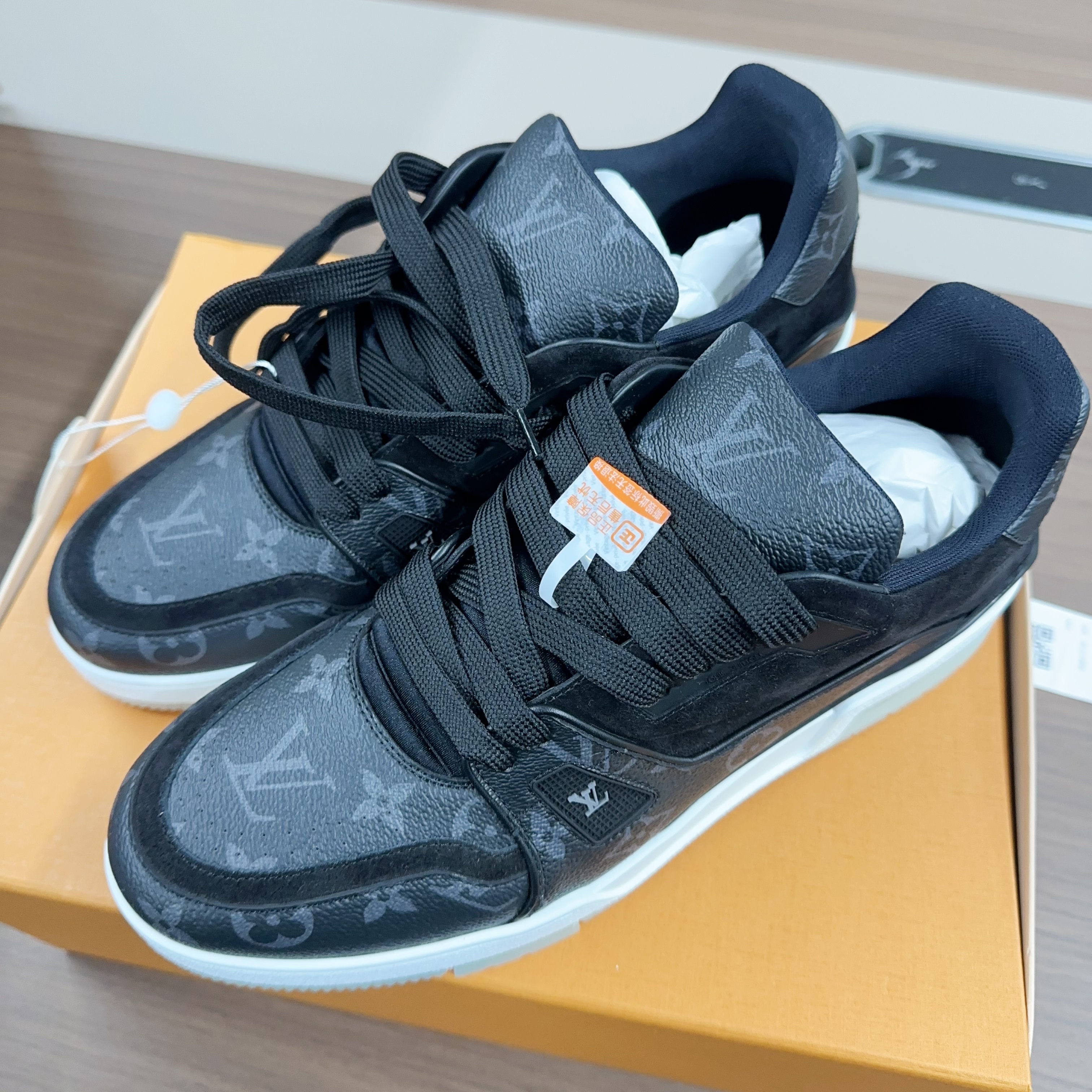95新 LouisVuitton/路易威登  黑色老花运动鞋/251221WHHMM02
