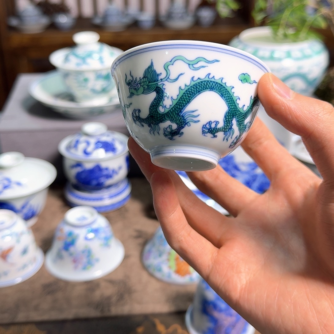 明逸堂斗彩绿龙主人杯