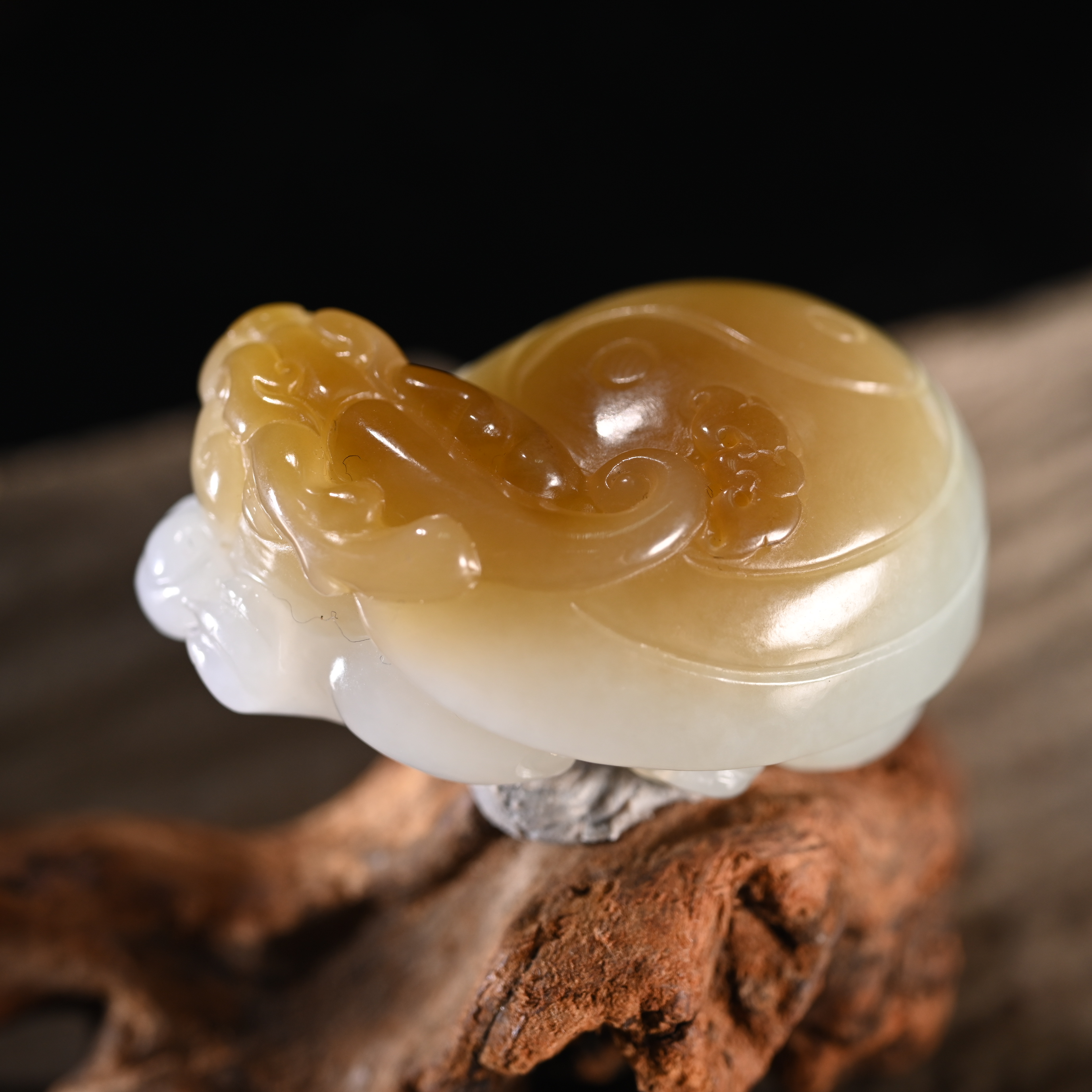 Lot8811 25YU103945和田玉且末糖赑屃挂坠/匡时