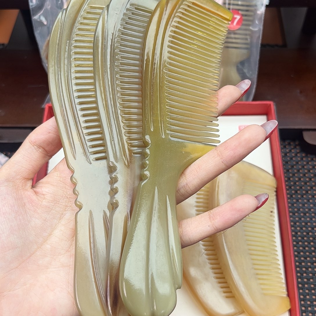 纯手工制作纯牛角梳子