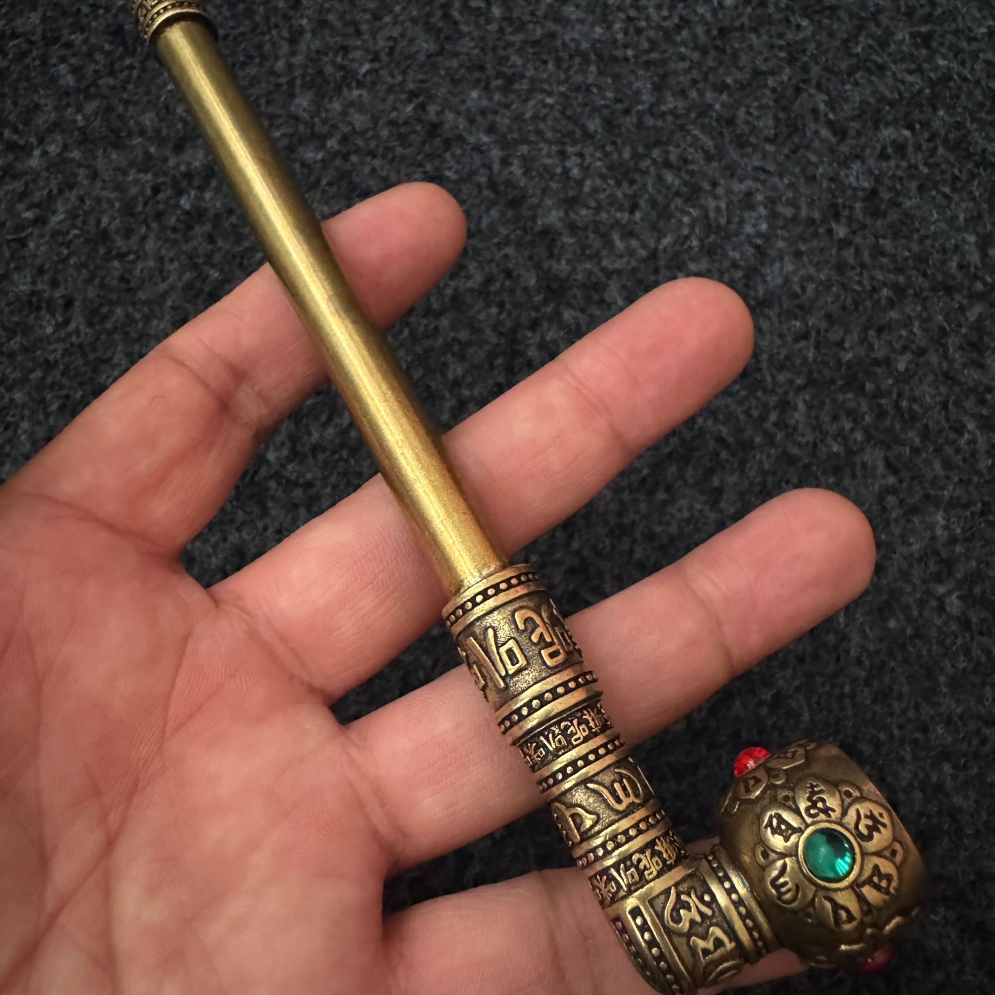 藏文黄铜长烟斗20.6CM红蓝钻做旧烟斗手工雕大烟锅子纯铜藏文烟嘴