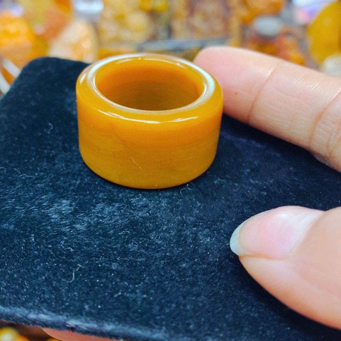 未镶嵌石英质玉（黄龙玉）颈饰