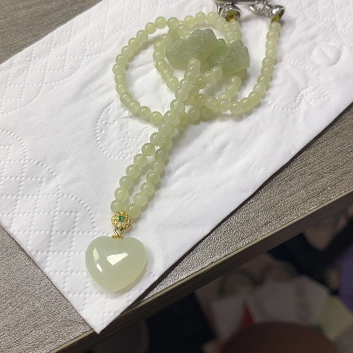 和田玉未镶嵌颈饰爱心