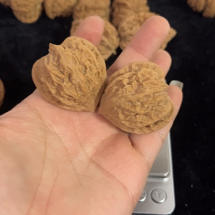 文玩核桃把件39左右灯笼微瑕，编号0005