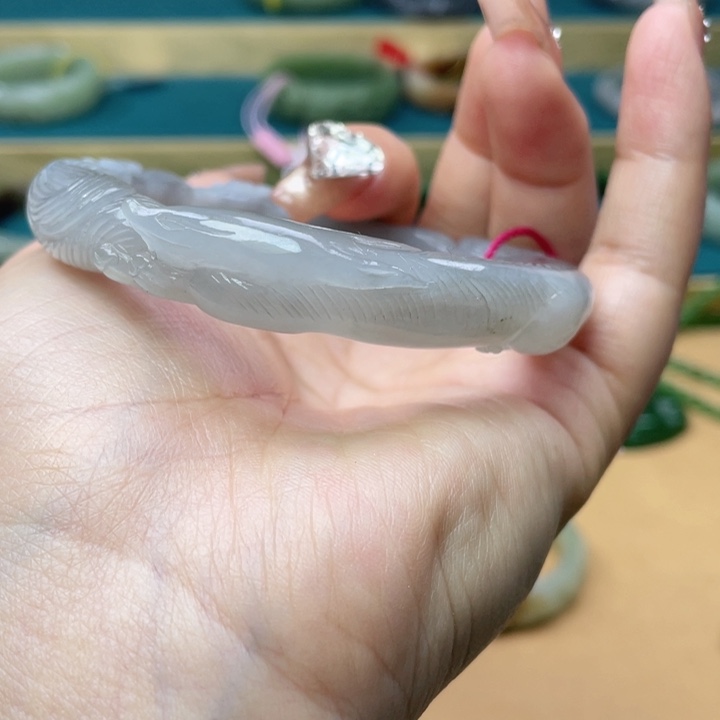 和田玉手镯58+圈口。编号57未镶嵌