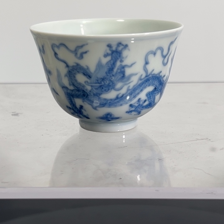 杯。一个青花龙纹小杯