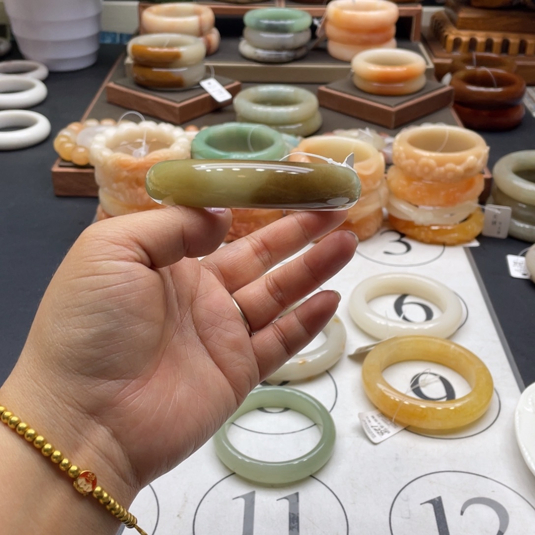 紫***蓝石英岩玉未镶嵌手镯