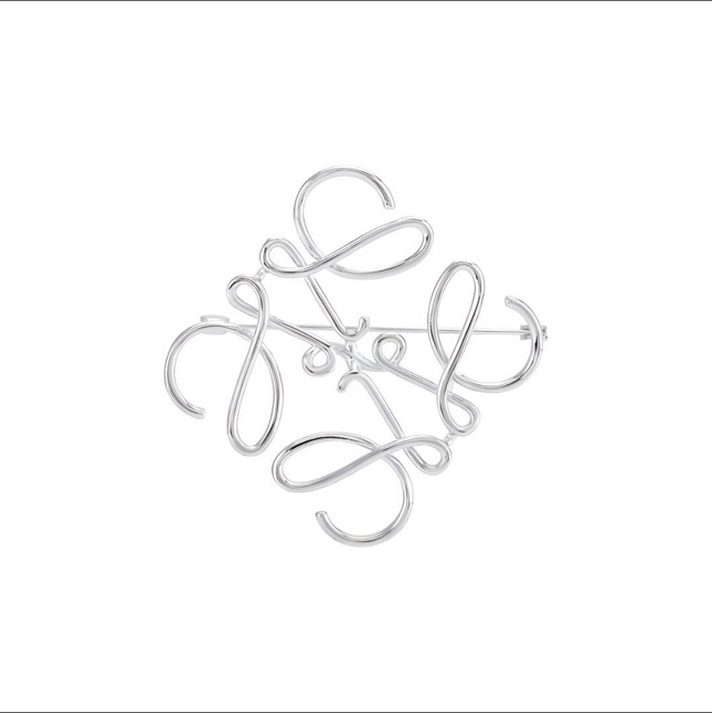 全新未使用 LOEWE/罗意威 Anagram 图案 胸针 银色/全新