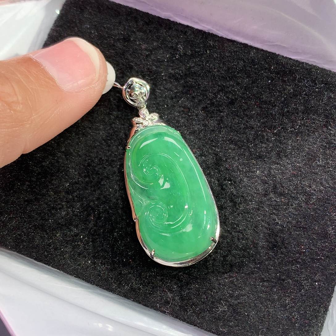 翡翠吊坠(赠链)18K金镶嵌