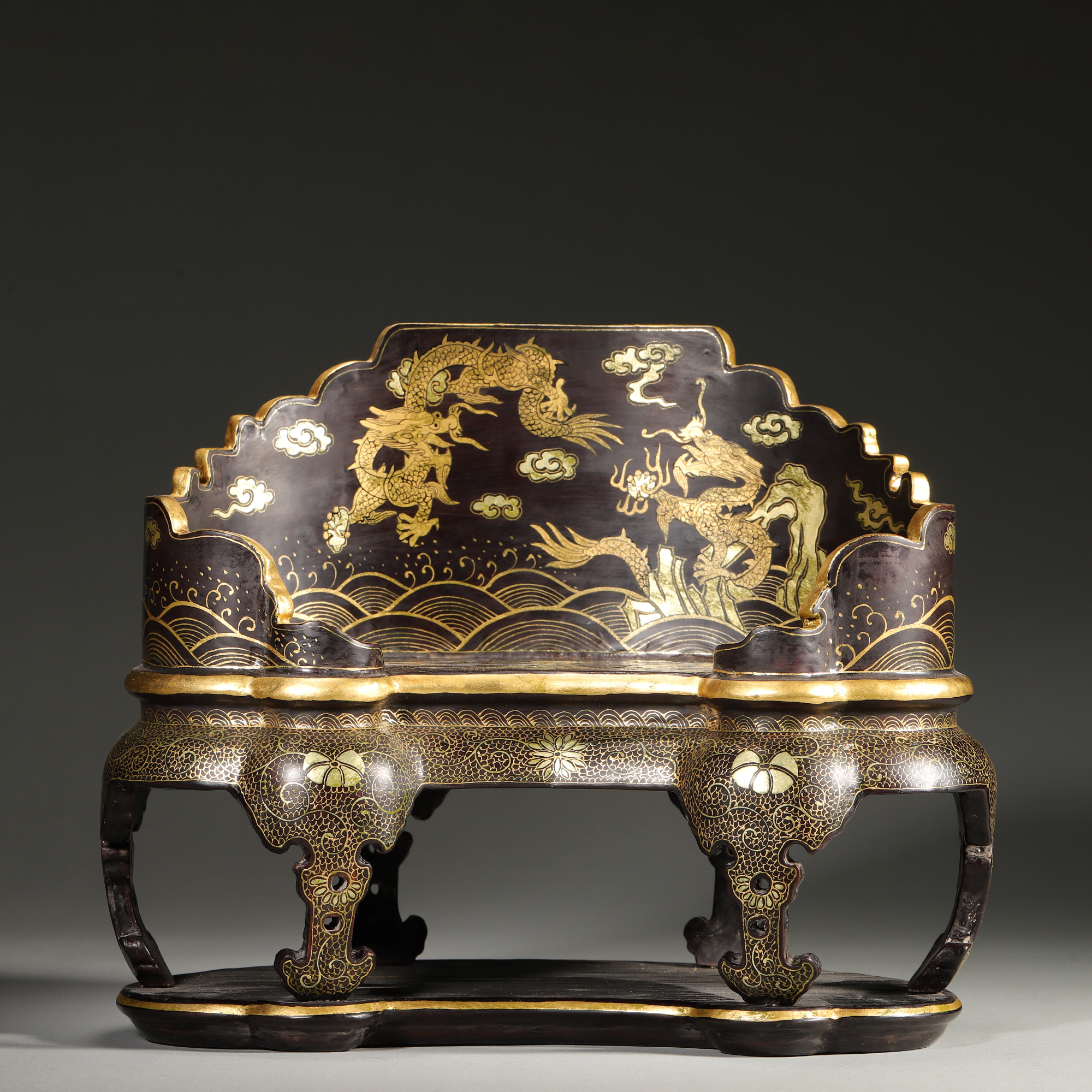Lot18清代 漆器描金绘海水双龙戏珠纹宝座