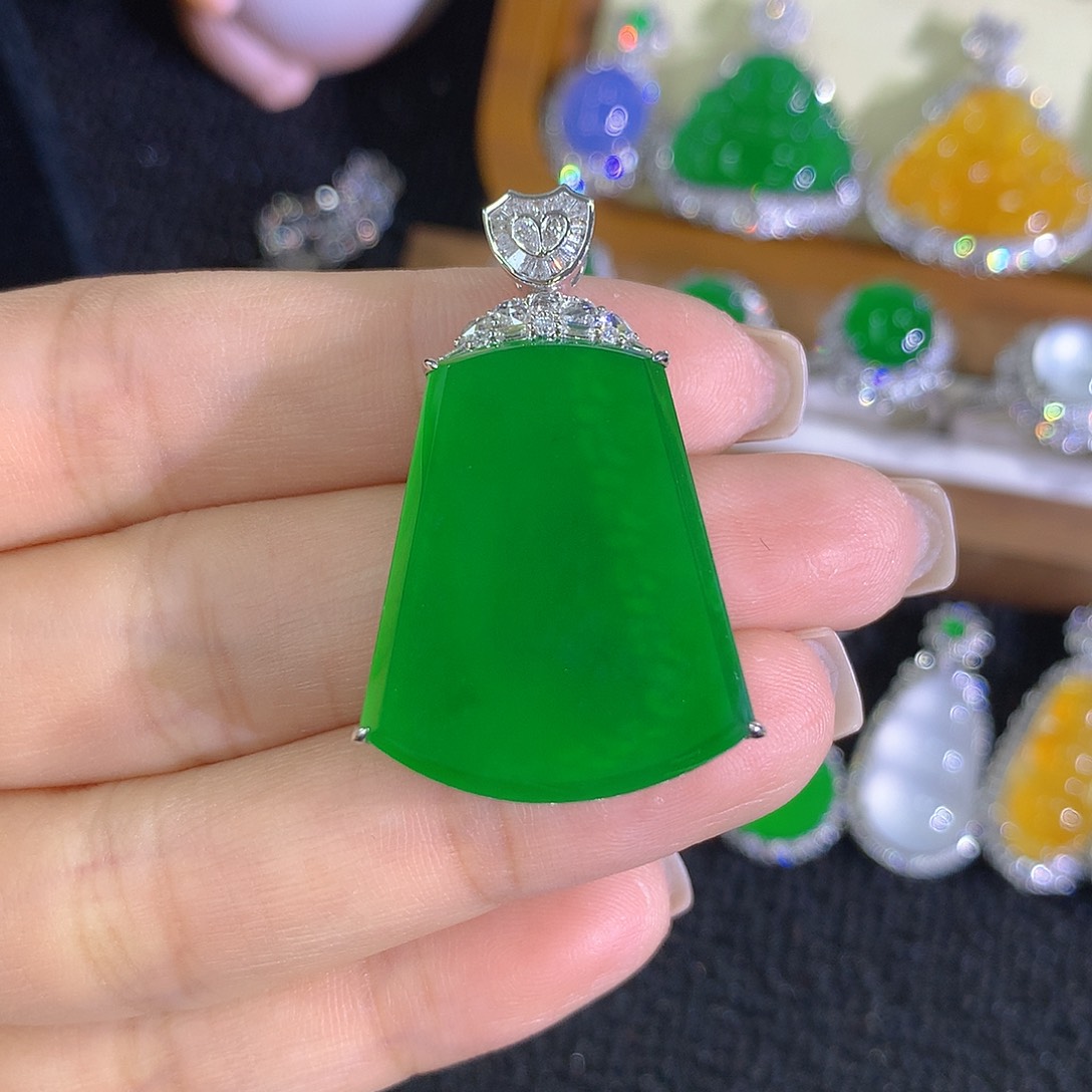 翡翠18K金镶嵌颈饰无事牌