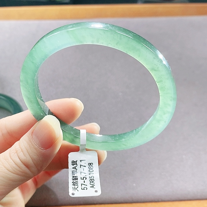 翡翠未镶嵌手镯（圆镯）