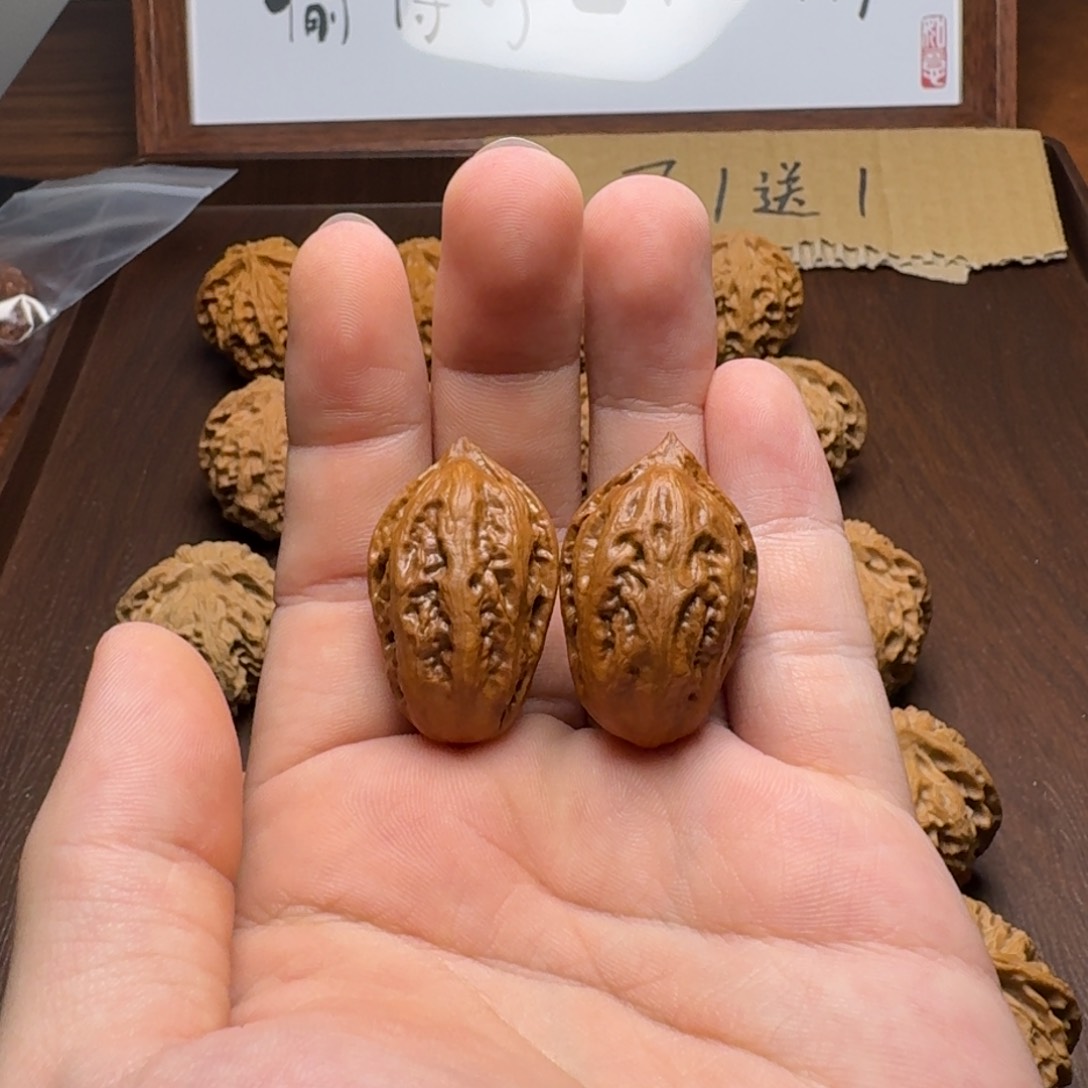 文玩核桃吊坠绣花鞋