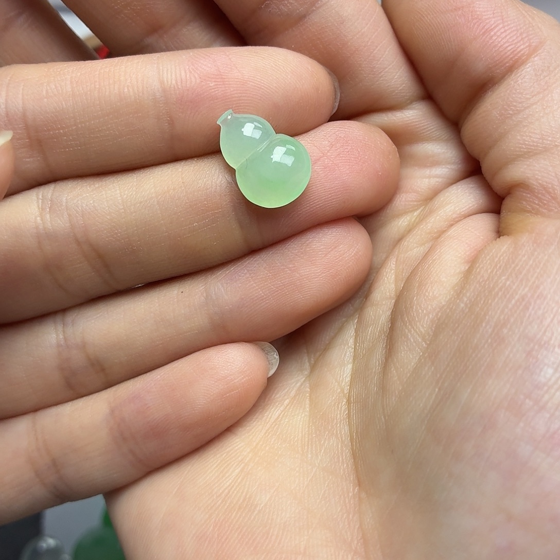 翡翠未镶嵌颈饰甜绿葫芦