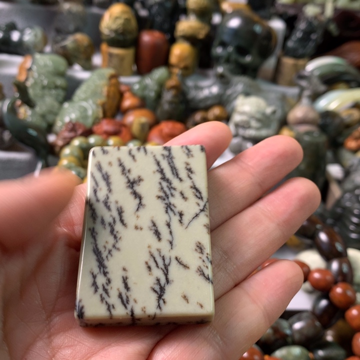 未镶嵌岫岩河磨玉（透闪石质玉）把件