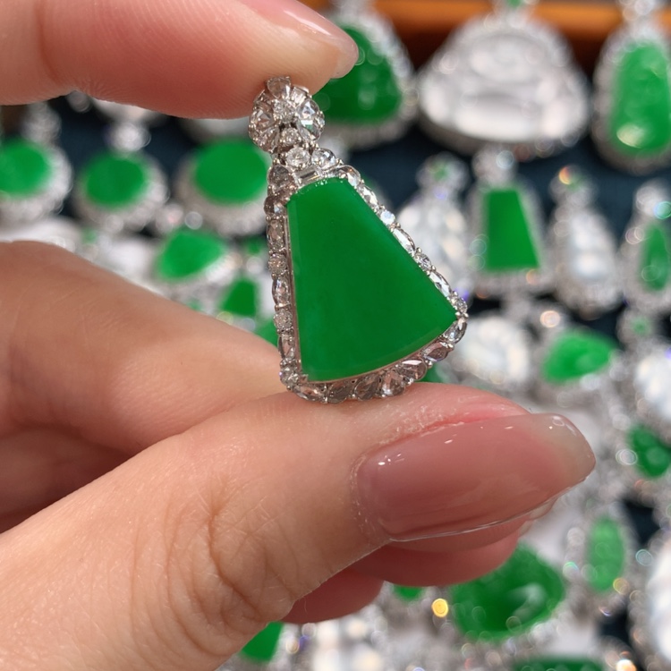 【闪购商品】翡翠18K金镶嵌颈饰无事牌