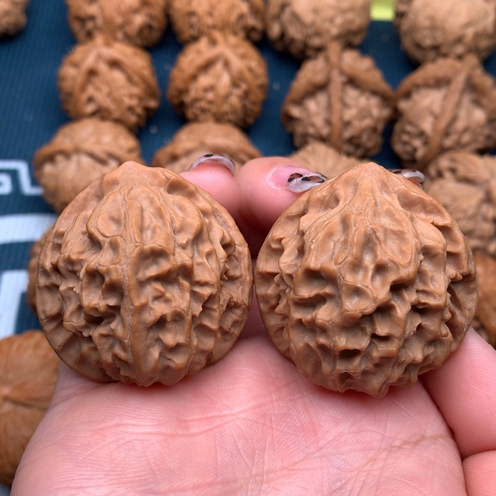 文玩核桃吊坠龙麟