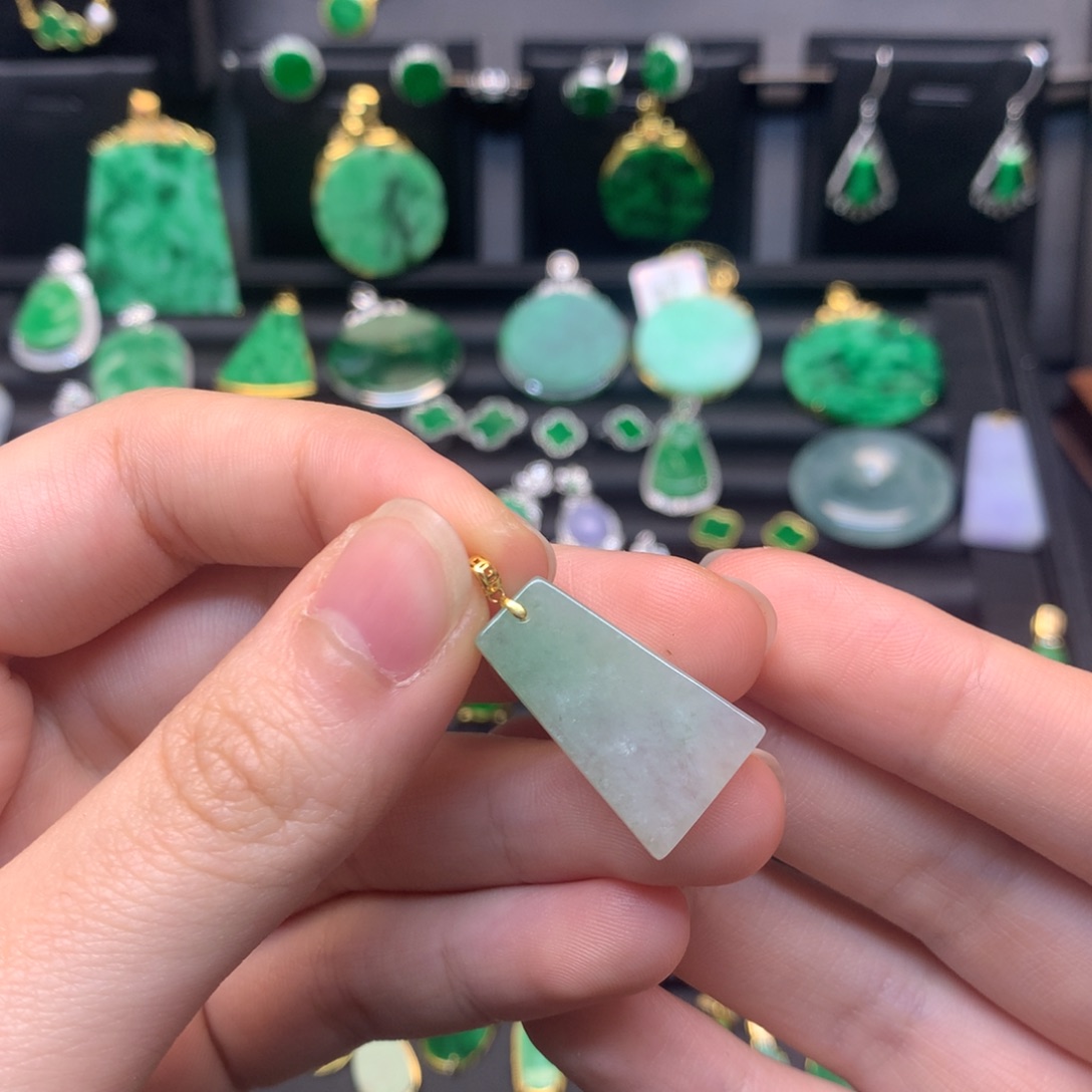 翡翠未镶嵌颈饰有纹裂