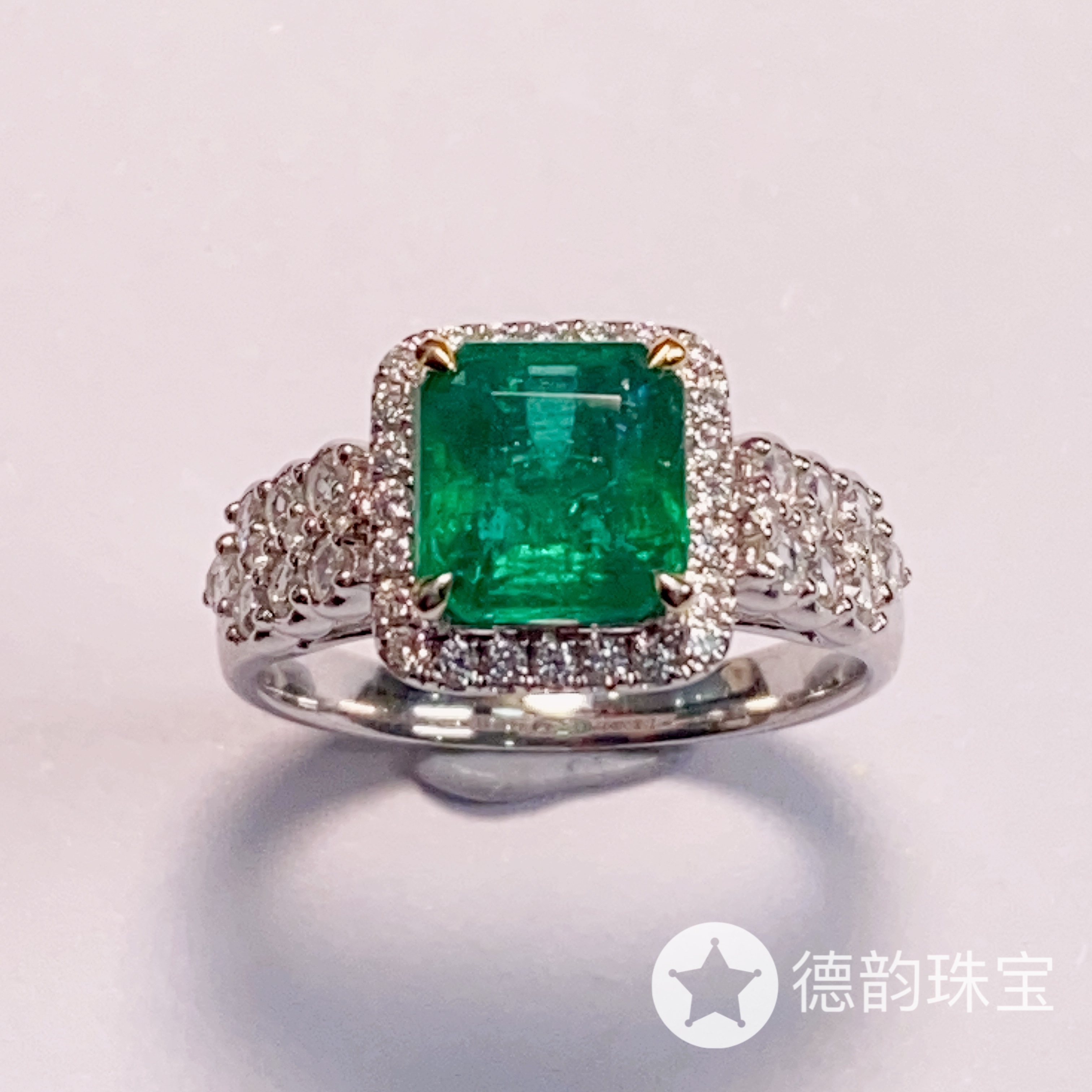 18K金镶嵌祖母绿戒指