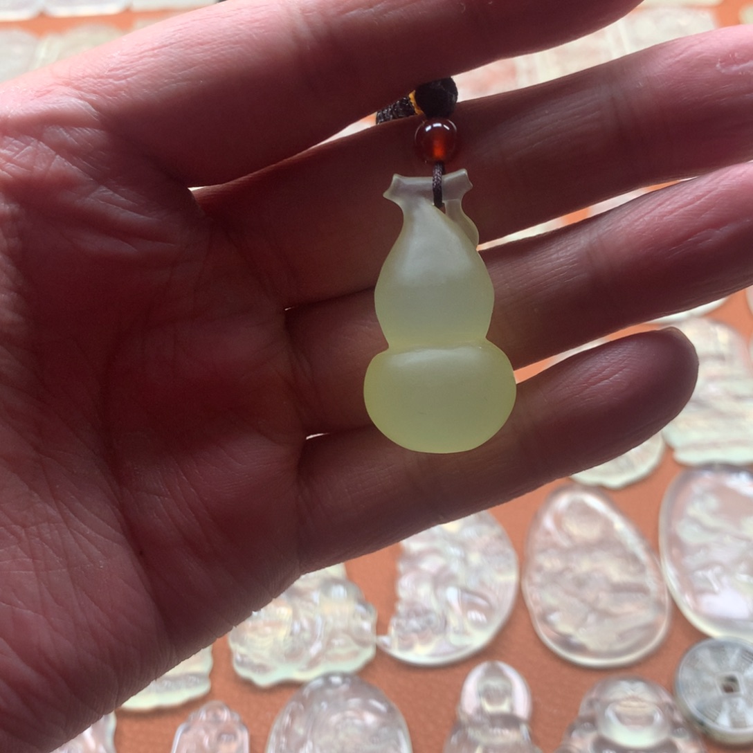 蛇纹石玉颈饰未镶嵌